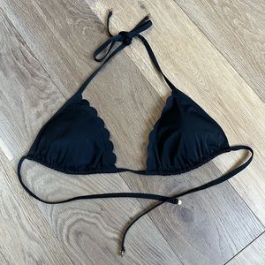 NWOT 🖤 H&M black scallop bikini top